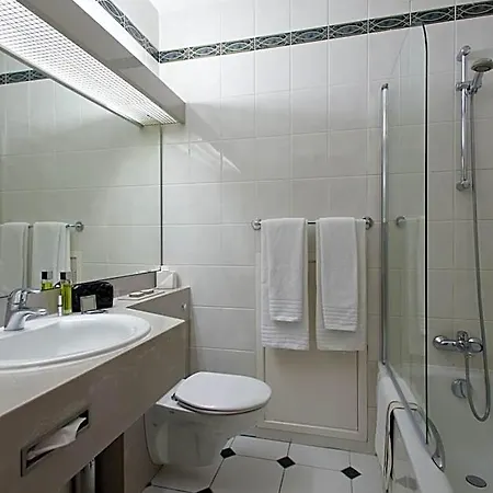 Globales Post & Wellness 3* הרסטל